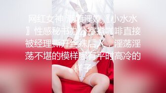 哺乳期发骚少妇，来一起看奶水喷射好刺激，跟狼友互动撩骚听指挥，撅着屁股看骚逼，自己喝奶水流出好诱人