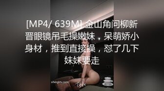 一清早，绿帽老公强迫我到阳台上暴露给对面看，还穿着性感睡衣,漏奶自慰小骚穴,羞死啦！