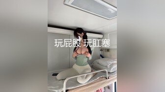 两个极品年轻小妹的4P生活，小嘴塞不下的大鸡巴深喉口交，情趣黑丝内衣诱惑，无毛白虎逼各种抽插浪叫不止