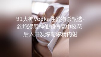 淫荡骚货姐妹花，女女黄瓜互插，放逼里挤来挤去，爽的呻吟不断，交叉姿势撞击，白浆多拉丝了