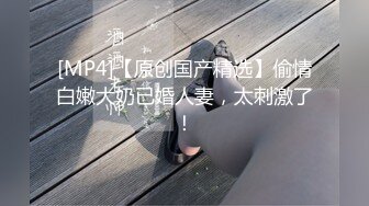 夜游神蹲坑几天终于成功的偸拍到邻居坚挺大奶美女全裸出浴样子这一对车大灯是真心诱人啊