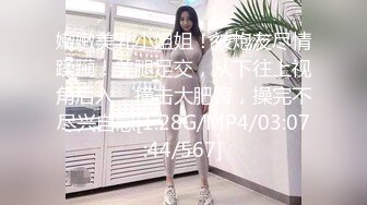 颜值不错的骚妹子露脸镜头前的呻吟，跟狼友互动漏奶子自慰骚逼呻吟，淫声荡语喊爸爸自己抠骚逼，真骚啊