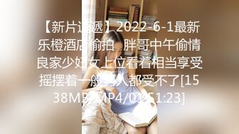 几个大老板去KTV里玩 看到身材火爆的小姐拿衣服 看一下奶子才给