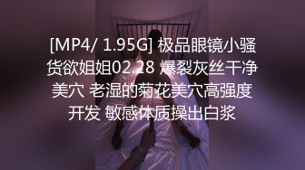 年轻就是嫩啊趁着蜜桃臀妹妹做完运动没力气扒了她的内裤就是一顿操