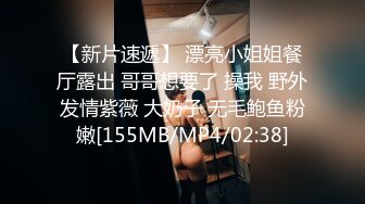 长发年轻嫩妹子，吊带装牛,仔短裤，被小挫哥哥嘴接尿，全裸露脸口交玩69女上位啪啪