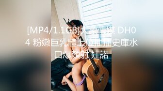 YC商场抄底齐逼白裙黄发小美妞??蕾丝黑窄内遮盖不住肥臀和深沟