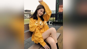 色眯眯的眼镜胖领导KTV包房约了两个女人唱一会喝点酒来情绪了被两个妹子按倒扒光沙发上肉战对白搞笑