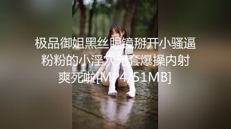 极品少妇脱光光赤裸坐在沙发上，双腿叉开浓密美景，享受吸吮好技术雪白屁股啪啪耸动起伏抽搐浪叫