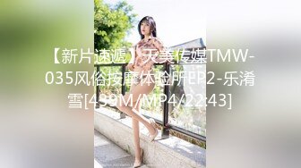 偷拍牛人晚上爬浴室墙头偷拍隔壁两家邻居年轻打工妹洗澡惊险刺激