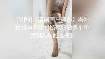 戴眼镜的可爱小姐姐，拿鸡巴在那儿玩呢哈哈哈哈哈，黑的都被她舔粉了！