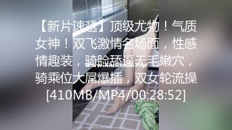 小哥跟女友居家性爱啪啪给狼友直播看，互动撩骚全程露脸无毛白虎逼口交大鸡巴，让小哥无套抽插浪叫呻吟 内射