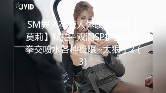 [MP4/ 1.47G] 颜值不错的风骚女模特，大辫子漏出骚奶子诱惑狼友跟两位大哥激情3P，让小哥吃奶玩逼轮流爆草抽插