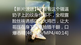 长得超漂亮的文艺范年轻小美女和老公一起酒店约网友玩群交