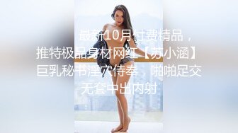 后入小女友的翘臀