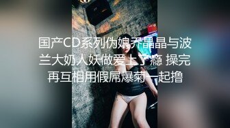 母狗趴着接受大鸡吧3p