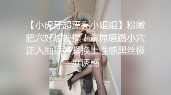 屌炸天的女主播户外车震啪啪，马路中央最疯狂全裸给大哥口交后入啪啪，无视远处观看大爷和骑电车经过大叔就是干