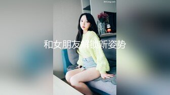 看着电影，女友含住了我的鸡巴