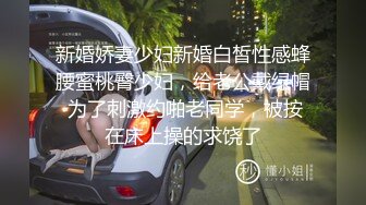 《中医养生推拿按摩馆》白嫩少妇叫了一男一女两个技师按摩女顾客去洗澡时男技师强行把女技师给操了后来女顾客也加入战斗