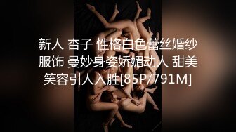 精品厕拍福建泉州某商场女厕偷拍 没流出过部分牛仔裙少妇拉着门把不断有人想闯入尿尿