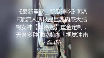 商城跟随偷窥两闺蜜 白裙白长靴美女 黑骚丁看着很性感