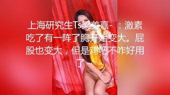 牛仔裤系列女神，长的有点婴儿肥被颜射一脸，很有视觉效果