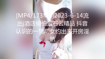 ★☆震撼福利☆★美女众多商场女厕隔板缝近景高清偸拍数位小姐姐方便，拍脸又拍逼人美逼更美