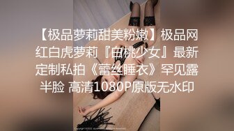 [MP4/ 734M] 尤物骚女两男一女3P激情啪啪，从下往上视角拍摄，两根JB交掰穴揉搓尿尿