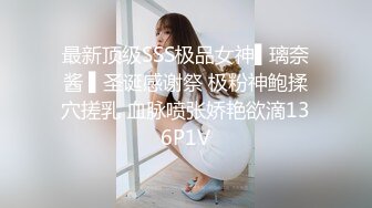 《极品CP魔手外购》集体公寓女厕双机位全景偸拍各种学生和上班族小姐姐方便，逼脸同框全身有美女有美逼 (15)