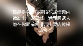 极品柔嫩的小美女【咀迷人】坐在阳台看风景，给你们看看什么叫真正的粉嫩阴穴 自慰扣进去小小的洞口，娇喘呻吟巨好听 小淫女一只！