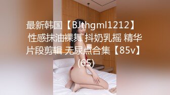 一路跟踪偷拍⭐时尚紧身牛仔裤大屁股靓妹尿尿