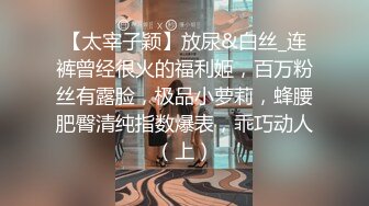 蜜桃汪汪水白皙少妇3P啪啪沙发上操，边口交边摸奶前后双插上位骑乘猛操