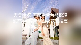 齐逼牛仔短裤，甜美新人美女来袭，厕所地上自慰，用水冲逼，黑丝美腿M姿势特写