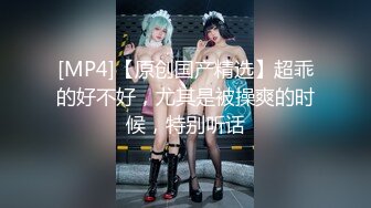 [MP4]4P名场面，猛男大战3个妹子坐沙发上一个个轮流来把甜美的那个美女抱起来操