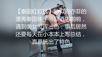 G奶肥逼网红美女掏出奶子道具自慰秀，翘起双腿露馒头肥逼给你看，振动棒摩擦插入进出，再用跳蛋震动双重享受